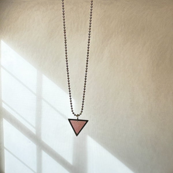 Ellie – Pink triangle (necklace)